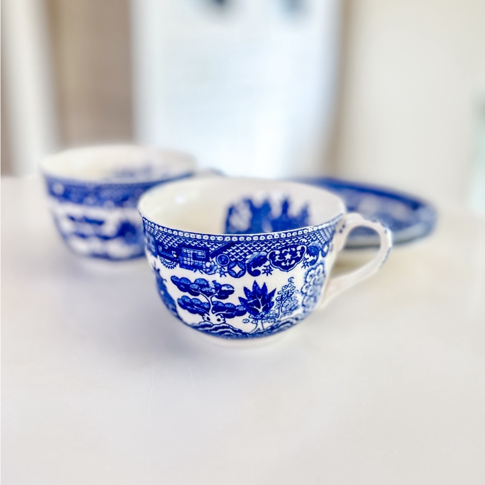 Antique Blue Willow Tea Cups and Saucers 💙